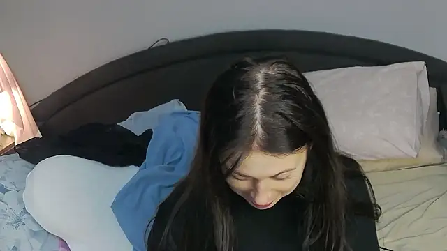 Mia Lovi online show from March 2026 04:00:02 PM