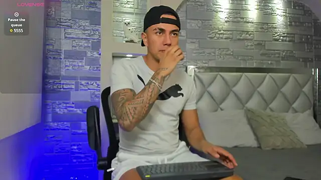 Aron Bolt online show from January 2025 01:43:01 PM