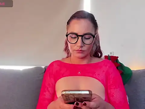 Hanna Clark  online show from December 2024 06:30:02 PM