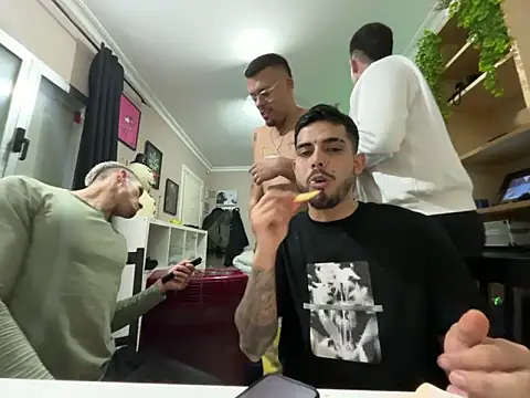 Snapshot of Chicos_defiesta chatting on January 2025 09:25:01 PM Chicos defiesta online show from January 2025 09:25:01 PM