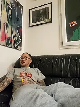 mileflav0r online show from December 2025 05:42:02 PM