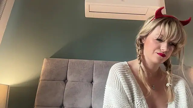 Snapshot of LustfulLuna_ chatting on October 2025 12:06:01 PM LustfulLuna online show from October 2025 12:06:01 PM