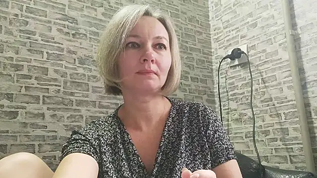 Snapshot of EdithManning chatting on December 2024 06:24:02 AM EdithManning online show from December 2024 06:24:02 AM