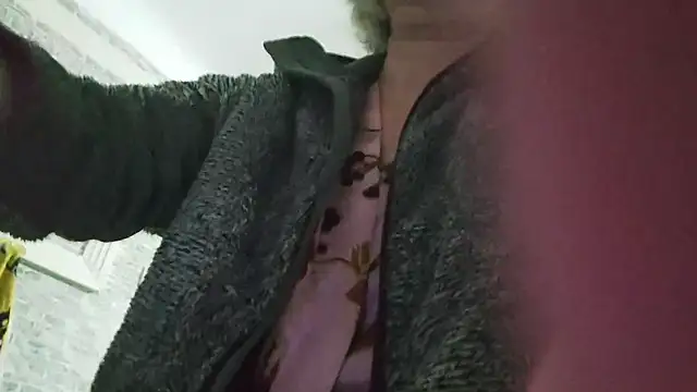 Snapshot of EdithManning chatting on January 2025 03:43:02 AM EdithManning online show from January 2025 03:43:02 AM