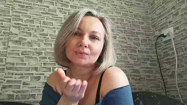 Snapshot of EdithManning chatting on March 2025 06:05:01 AM EdithManning online show from March 2025 06:05:01 AM