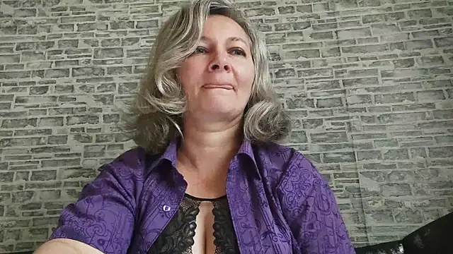 Snapshot of EdithManning chatting on September 2025 05:42:01 AM EdithManning online show from September 2025 05:42:01 AM