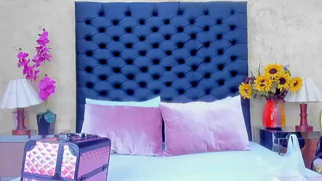 NahomiWhitel online show from October 2025 04:59:01 PM