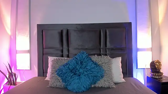 Snapshot of EmmaBecket2 chatting on October 2025 12:34:02 PM EmmaBecket2 online show from October 2025 12:34:02 PM