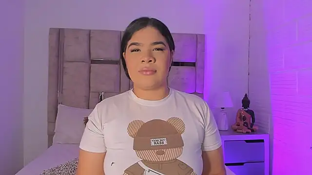 Snapshot of EmmaBecket2 chatting on October 2025 12:39:01 PM EmmaBecket2 online show from October 2025 12:39:01 PM