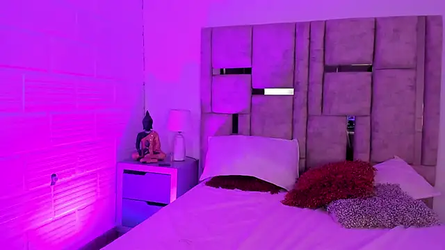 Snapshot of EmmaBecket2 chatting on November 2025 04:12:02 AM EmmaBecket2 online show from November 2025 04:12:02 AM