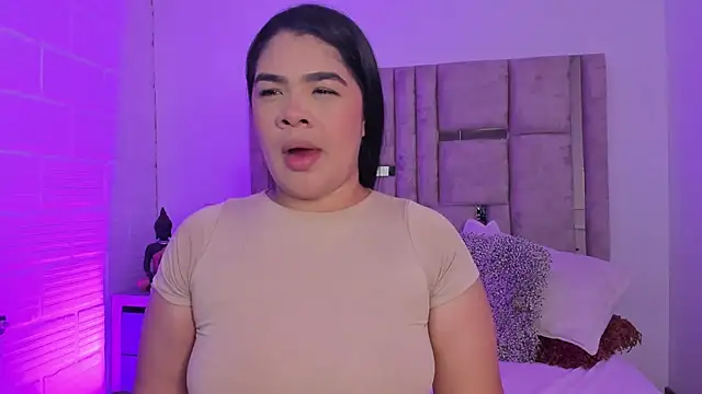 Snapshot of EmmaBecket2 chatting on November 2025 03:27:01 AM EmmaBecket2 online show from November 2025 03:27:01 AM