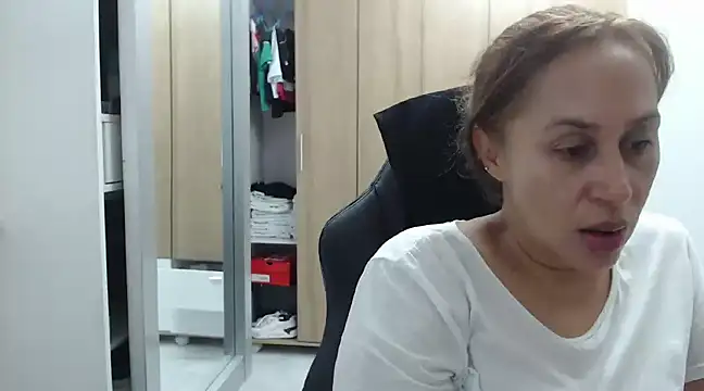 Snapshot of RoxanaLove9 chatting on December 2024 12:41:01 AM RoxanaLove9 online show from December 2024 12:41:01 AM
