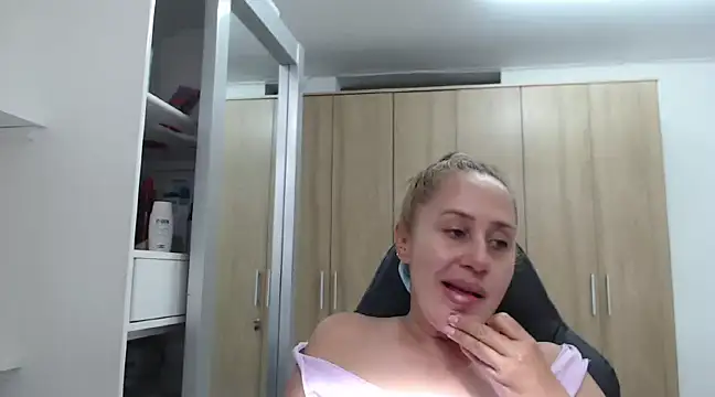 Snapshot of RoxanaLove9 chatting on January 2025 07:17:02 PM RoxanaLove9 online show from January 2025 07:17:02 PM