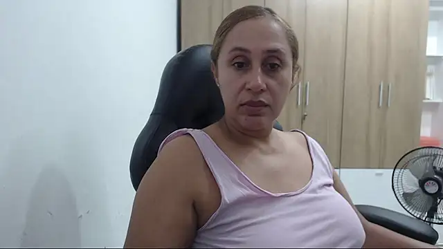 RoxanaLove9 online show from April 2026 11:32:02 PM