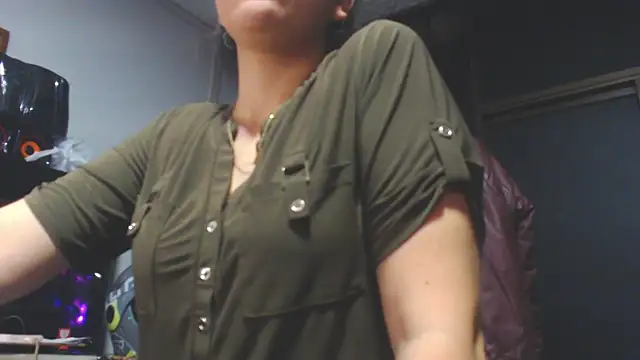 Snapshot of Lucianaferro_ chatting on November 2025 09:44:02 AM Lucianaferro online show from November 2025 09:44:02 AM