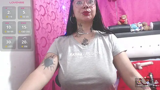 Snapshot of Saloome- chatting on September 2025 10:42:02 PM Saloome- online show from September 2025 10:42:02 PM