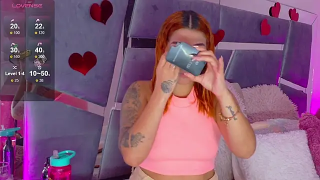 Snapshot of Alba_Grey chatting on February 2025 09:00:01 PM Alba Grey online show from February 2025 09:00:01 PM