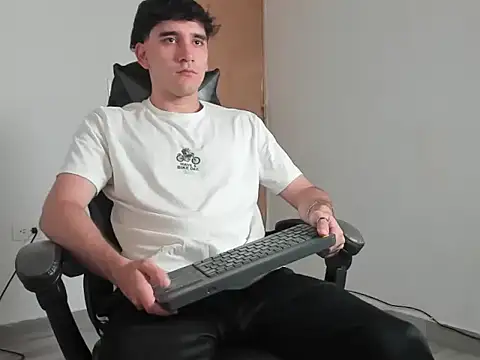 leo030809 online show from April 2026 10:40:02 PM