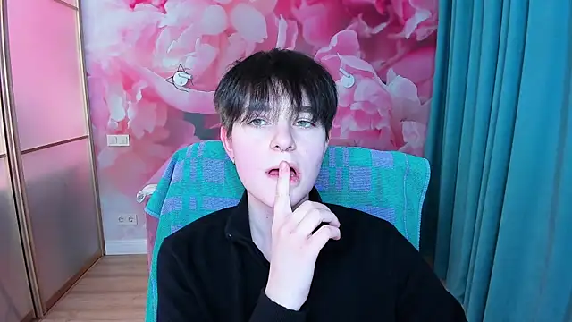 Snapshot of EmiliaYours chatting on February 2025 04:00:02 PM EmiliaYours online show from February 2025 04:00:02 PM