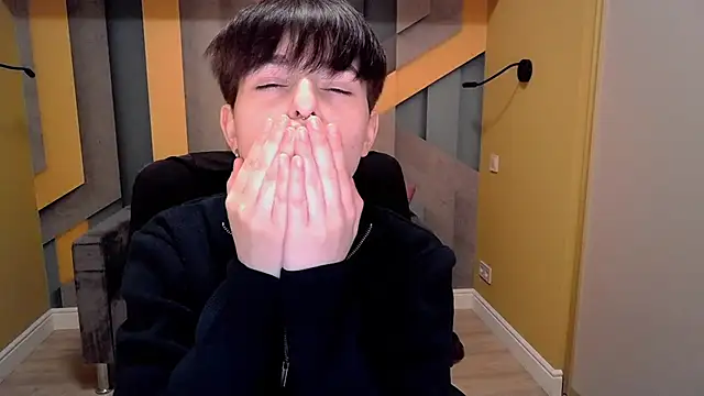 Snapshot of EmiliaYours chatting on March 2025 04:24:02 PM EmiliaYours online show from March 2025 04:24:02 PM