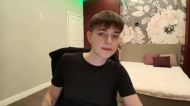 Snapshot of EmiliaYours chatting on September 2025 02:33:02 PM EmiliaYours online show from September 2025 02:33:02 PM