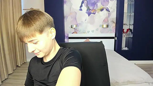 Snapshot of EmiliaYours chatting on September 2025 12:32:01 PM EmiliaYours online show from September 2025 12:32:01 PM