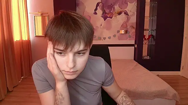 Snapshot of EmiliaYours chatting on October 2025 01:21:01 PM EmiliaYours online show from October 2025 01:21:01 PM