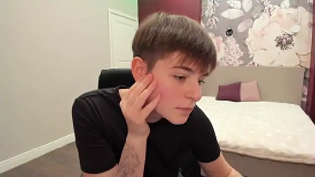 Snapshot of EmiliaYours chatting on October 2025 01:34:02 PM EmiliaYours online show from October 2025 01:34:02 PM