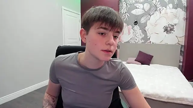 Snapshot of EmiliaYours chatting on October 2025 02:07:01 PM EmiliaYours online show from October 2025 02:07:01 PM