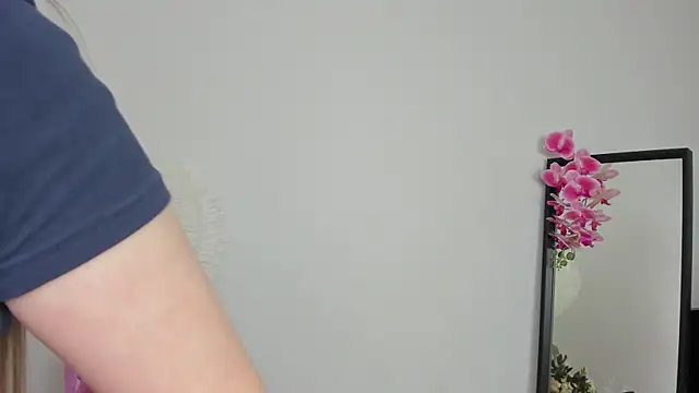 Snapshot of Lilly_Colins chatting on December 2024 09:56:02 PM Lilly Colins online show from December 2024 09:56:02 PM