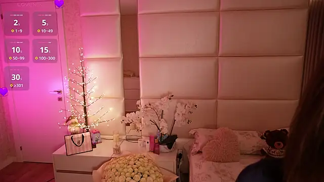 Lilly Colins online show from February 2026 08:38:02 PM