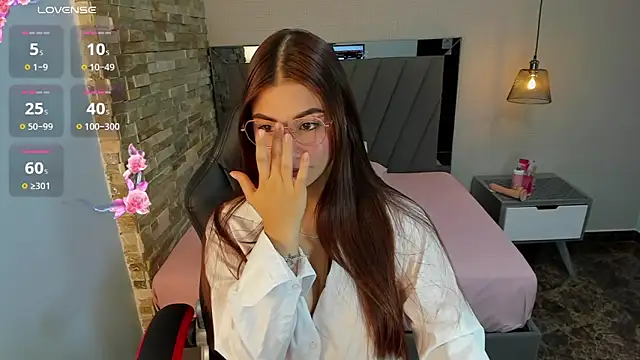 LIANEUMANN online show from December 2024 07:32:02 PM