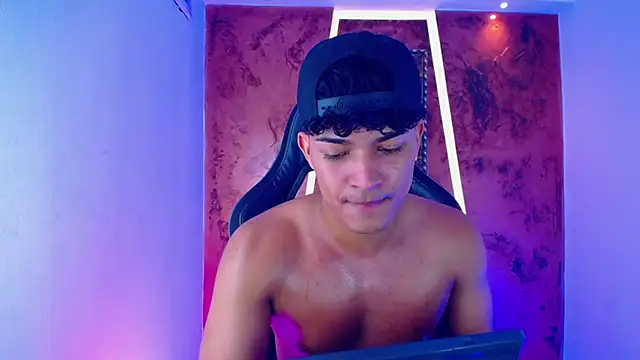 jamescurli  online show from February 2025 10:26:01 AM