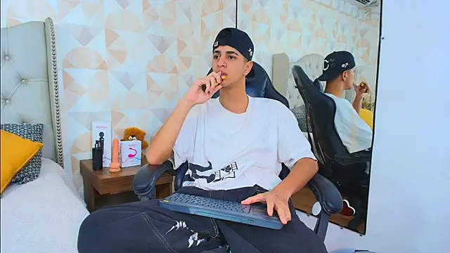Tyler Rodriguez online show from September 2025 09:59:02 PM
