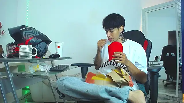 Zacktk7 online show from December 2024 09:33:01 PM