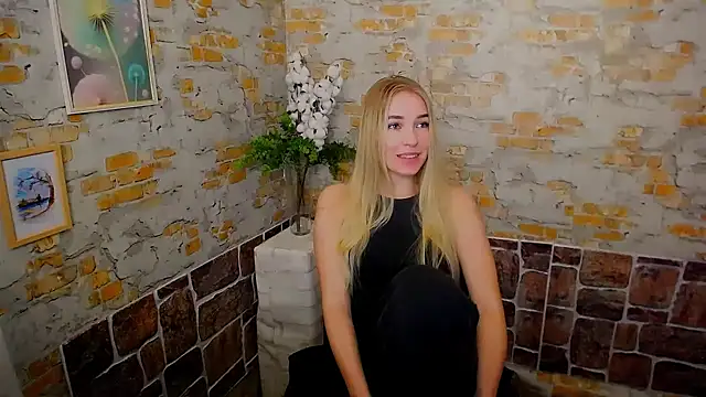 Snapshot of Queen_ofLove chatting on February 2025 03:14:01 PM Queen ofLove online show from February 2025 03:14:01 PM