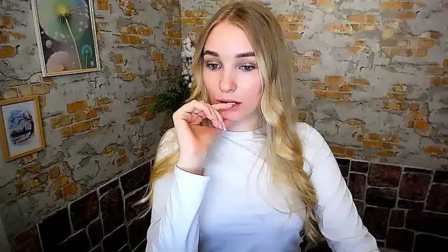 Snapshot of Queen_ofLove chatting on February 2025 05:10:02 PM Queen ofLove online show from February 2025 05:10:02 PM