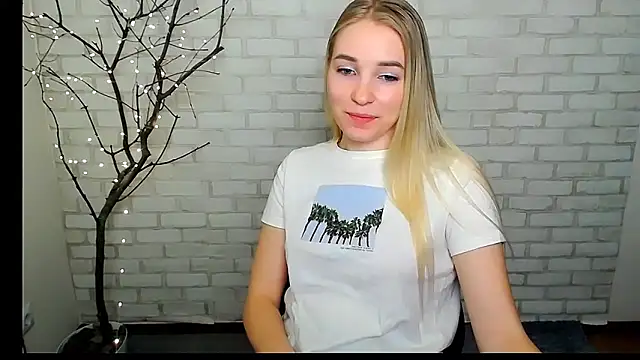 Snapshot of Queen_ofLove chatting on March 2025 07:24:02 PM Queen ofLove online show from March 2025 07:24:02 PM