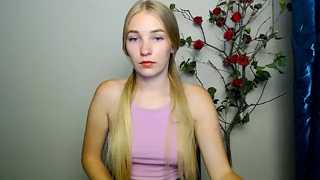 Snapshot of Queen_ofLove chatting on September 2025 06:44:01 PM Queen ofLove online show from September 2025 06:44:01 PM