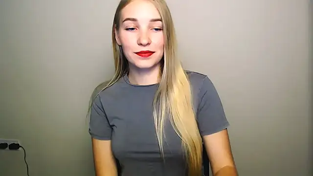 Snapshot of Queen_ofLove chatting on October 2025 09:46:01 PM Queen ofLove online show from October 2025 09:46:01 PM