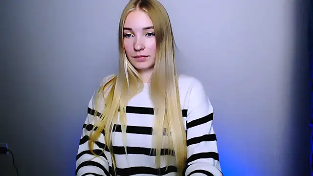 Snapshot of Queen_ofLove chatting on October 2025 10:10:02 PM Queen ofLove online show from October 2025 10:10:02 PM