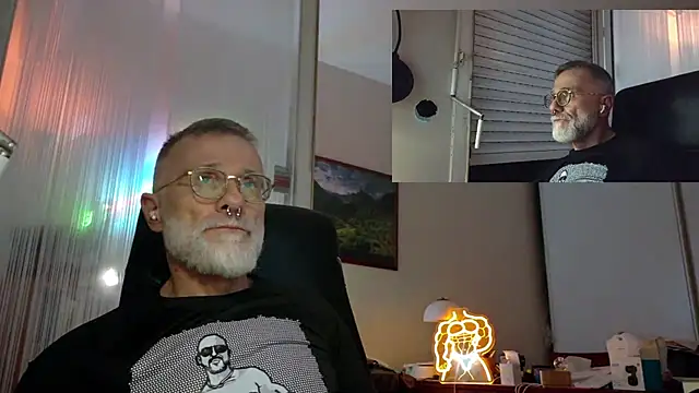 Snapshot of MusclesCigarsFFPig chatting on May 2026 09:20:02 PM MusclesCigarsFFPig online show from May 2026 09:20:02 PM