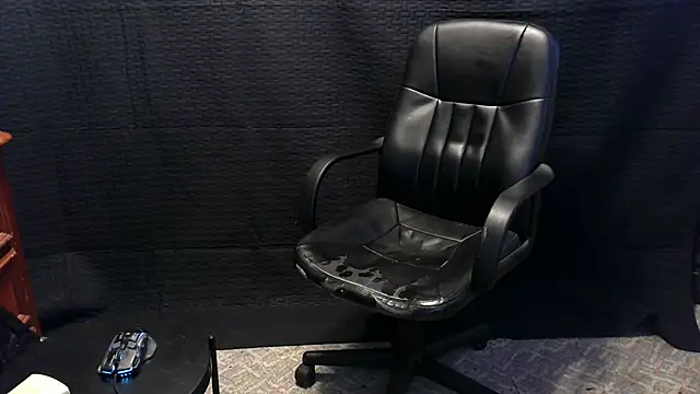 ScubaStevex online show from November 2025 07:48:02 PM