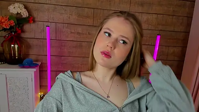 Snapshot of SelinSwarovski chatting on March 2025 04:21:01 PM SelinSwarovski online show from March 2025 04:21:01 PM