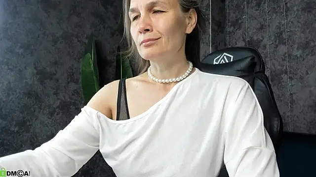 Lillian White online show from July 2026 01:00:01 AM