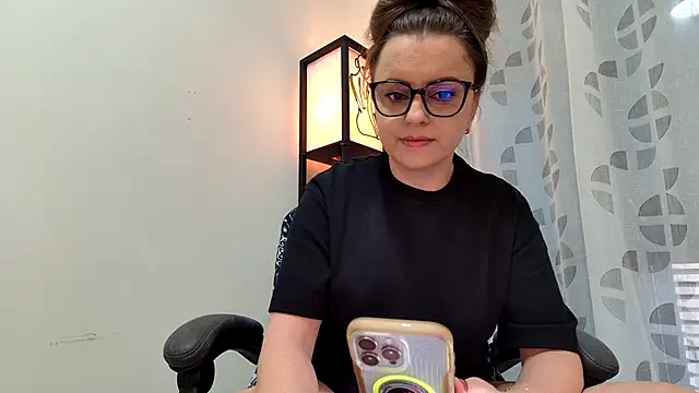 Snapshot of Eelleen chatting on June 2026 12:39:01 PM Eelleen online show from June 2026 12:39:01 PM