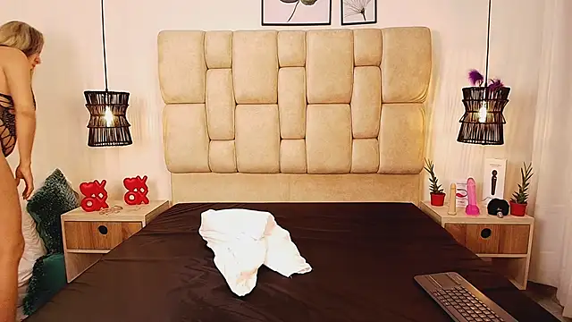 AdharaSmithh online show from February 2025 10:31:01 PM