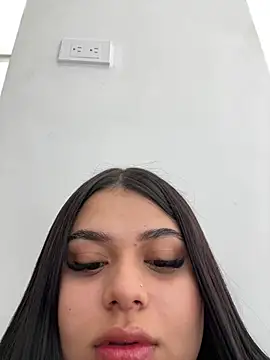 alissonfernandez  online show from January 2025 05:55:01 PM