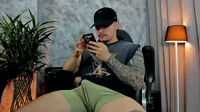 boyc022  online show from October 2025 06:16:01 PM