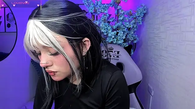 Snapshot of Theia_moon chatting on November 2025 05:07:01 AM Theia moon online show from November 2025 05:07:01 AM